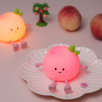 Τελευταία Cute Peach Σιλικόνη νυχτερινό φως επαναφορτιζόμενη προστασία των ματιών πλάι στο κρεβάτι λάμπα για το υπνοδωμάτιο του μωρού πολύχρωμο peach νυχτερινό φωτισμό
