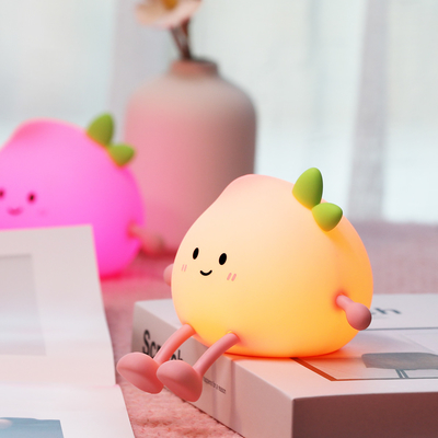 Τελευταία Cute Peach Σιλικόνη νυχτερινό φως επαναφορτιζόμενη προστασία των ματιών πλάι στο κρεβάτι λάμπα για το υπνοδωμάτιο του μωρού πολύχρωμο peach νυχτερινό φωτισμό