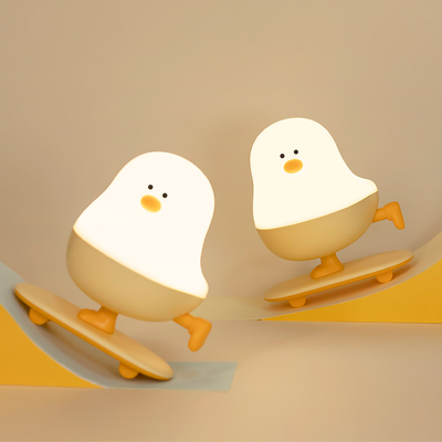 Σύγχρονο επαναφορτιζόμενο LED Skateboard Κοτόπουλο νυχτερινό φως ABS υπνοδωμάτιο επιφάνεια γραφείου διακόσμηση με ακουστική ενέργεια Χριστούγεννα δώρο για κοιμισμένους