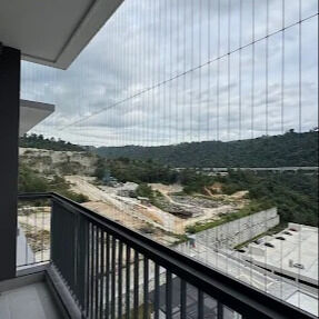 Διαφανές δίκτυο ασφαλείας με αόρατο πλέγμα μπαλκόνι που συνδυάζει αντοχή και αισθητική έλξη για σύγχρονα κτίρια