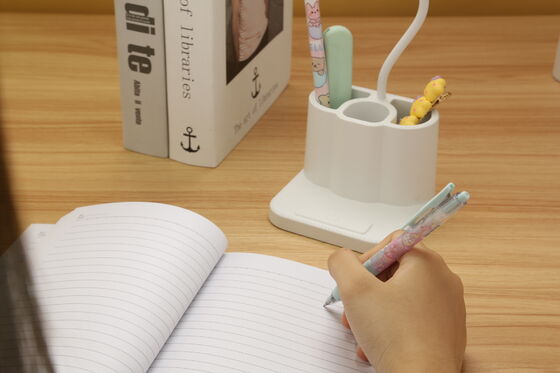 Δωμάτιο μελέτης LED Δισκοστήρας Σχεδιασμένο για να βελτιώσει την ατμόσφαιρα του υπνοδωματίου Προσφέροντας ανθεκτική κατασκευή και φωτισμό με συμπαγή συσκευασία