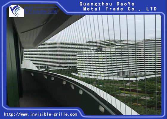 Αντιοξειδωτική κορυφή δομών κάτω από τα αόρατα κάγκελα μπαλκονιών